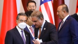 2021年7月16日在乌兹别克斯坦的塔什干召开的2021年中亚和南亚会议上,中国外长王毅同巴基斯坦外长库拉什交谈。(俄罗斯外交部照片)