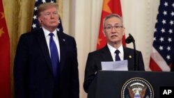 中国国务院副总理刘鹤在白宫签字仪式上讲话时宣读了中国国家主席习近平给美国总统特朗普的一封信。(2020年1月15日)