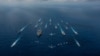 美国海军资料照片：日本海上自卫队“日向号”直升机驱逐舰与美国尼米兹级核动力航母“罗纳德·里根号”和美日其他16艘战舰在菲律宾海进行演习。（2018年11月8日）