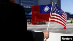 台湾总统蔡英文2017年1月过境加州时,一个人手握美国国旗和台湾青天白日满地红旗对蔡英文和台湾表示支持(资料照)