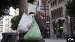 洛杉矶的无家可归者是打击芬太尼的宣导对象(美国之音国符拍摄)