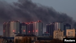 俄罗斯无人机袭击乌克兰基辅,城市上空烟雾升起。(2024年11月7日)