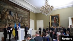 乌克兰国防部长列兹尼科夫与法国国防部长勒科尔尼在巴黎的法国国防部举行记者会。(2023年1月31日)