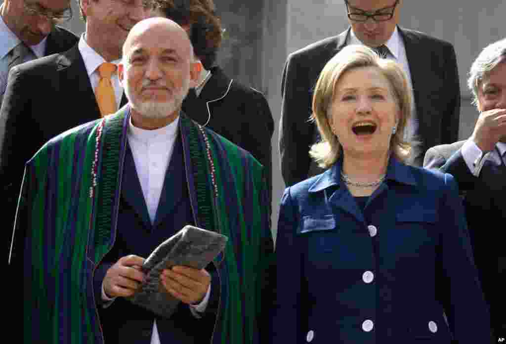 Tổng thống Afghanistan Hamid Karzai, Ngoại trưởng Clinton và Ngoại trưởng các nước sau khi dự Hội nghị Quốc tế tại Bộ Ngoại Giao của Afghanistan trong thủ đô Kabul, 20-7-2010.
