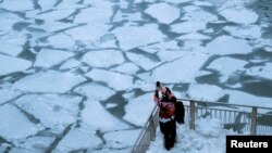 一行人在拍照芝加哥河上的冰块(2019年1月29日)