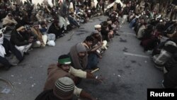 Người ủng hộ Giáo sĩ Tahir-ul Qadri ngồi lỳ trên đường phố Islamabad, ngày 16/1/2013.