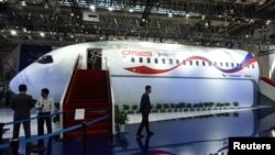 中国广州珠海航空展展出的中俄联合开发的客机模型。(2018年11月7日)
