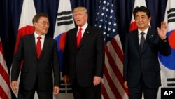 出席20国集团峰会的美国总统川普、韩国总统文在寅和日本首相安倍晋三在德国汉堡会晤。(2017年7月6日)