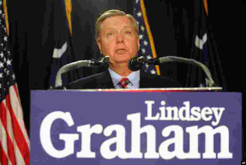 Thượng nghị sĩ Lindsey Graham của đảng Cộng hòa nói chuyện với những người ủng hộ sau khi tái đắc cử tại Columbia, South Carolina, ngày 4/11/2014.