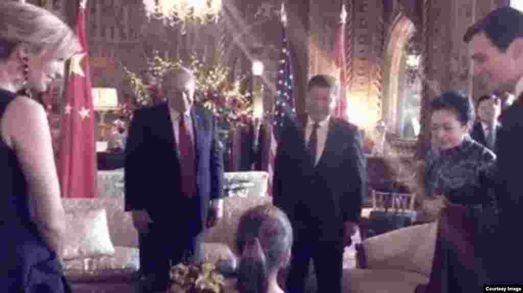 美国总统川普的外孙女阿拉贝拉在海湖庄园为来访的中国主席习近平和夫人唱中文歌曲《茉莉花》,背诵唐诗(2017年4月6日, 图片来自伊万卡·川普在社交媒体Instagram上发布的视频)