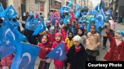 海外维吾尔人抗议中国高压政策,示威者中不乏儿童 (受访者提供)