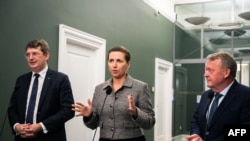 PM Denmark Mette Frederiksen (tengah) berbicara kepada media bersama Menhan Troels Lund Poulsen (kiri) dan Menlu Denmark Lars Loekke Rasmussen (kanan) usai pertemuan terkait Greenland, di Copenhagen, 9 Januari 2025. (Foto: Emil Nicola Helms/Ritzau Scanpix/AFP)