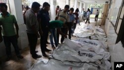 Thi thể các nạn nhân được đặt tại nhà xác tạm thời tại một bệnh viện sau khi xảy ra vụ cháy xảy tại một nhà máy bao bì thuộc khu công nghiệp Tongi bên ngoài Dhaka, Bangladesh, 10 tháng 09 năm 2016.