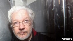 维基解密创始人朱利安·阿桑奇于2020年1月13日从英国伦敦威斯敏斯特地方法院离开