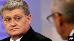 Ông Lon Snowden, cha của Edward Snowden.