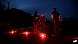 Cảnh sát tại một nút chặn trên đường cách nhà máy hóa chất Arkema Inc., bị rò rỉ tại Crosby, Texas chưa đến 3 dặm, ngày 31/8/2017,