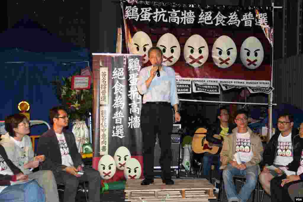 香港泛民在中环展开“绝食争普选”行动的第三晚现场(美国之音图片/海彦拍摄)