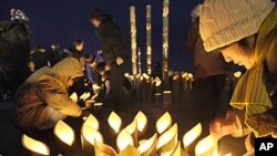 Nến đã được thắp cho linh hồn của những người đã thiệt mạng trong trận động đất và sóng thần.