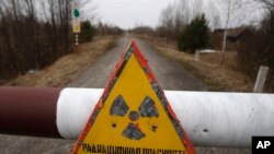 离诺贝利核电站30公里处的警告牌写着危险，有辐射。