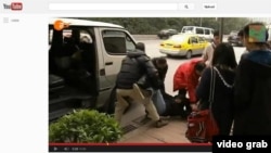 争取言论自由学生接受外媒采访后被当街抬走 (德国电视二台YouTube截频)