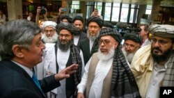 资料照片:俄罗斯总统阿富汗特使卡布洛夫在莫斯科同塔利班代表团交谈。(2019年5月28日)