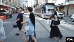 2024年11月16日，墨尔本市中心街头过马路的行人 (美国之音/黄平)