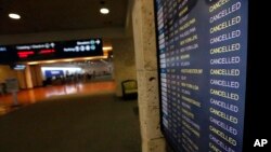 Màn hình hiển thị thông tin chuyến bay cho thấy nhiều chuyến bay đến Sân bay quốc tế Palm Beach, bang Florida bị huỷ do lo ngại cơn bão Matthew.