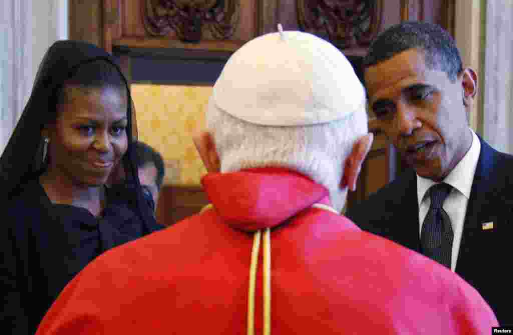 Tổng thống Mỹ Barack Obama và Ðệ nhất Phu nhân Michelle Obama diện kiến Ðức Giáo hoàng tại Vatican, ngày 10/7/2009.