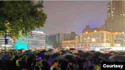 2024年10月26日,上海中山公园挤满了庆祝万圣节的年轻人,大量警察维持秩序,每隔几米就有一名警察站岗 。 (照片来自李老师不是你老师的X平台)