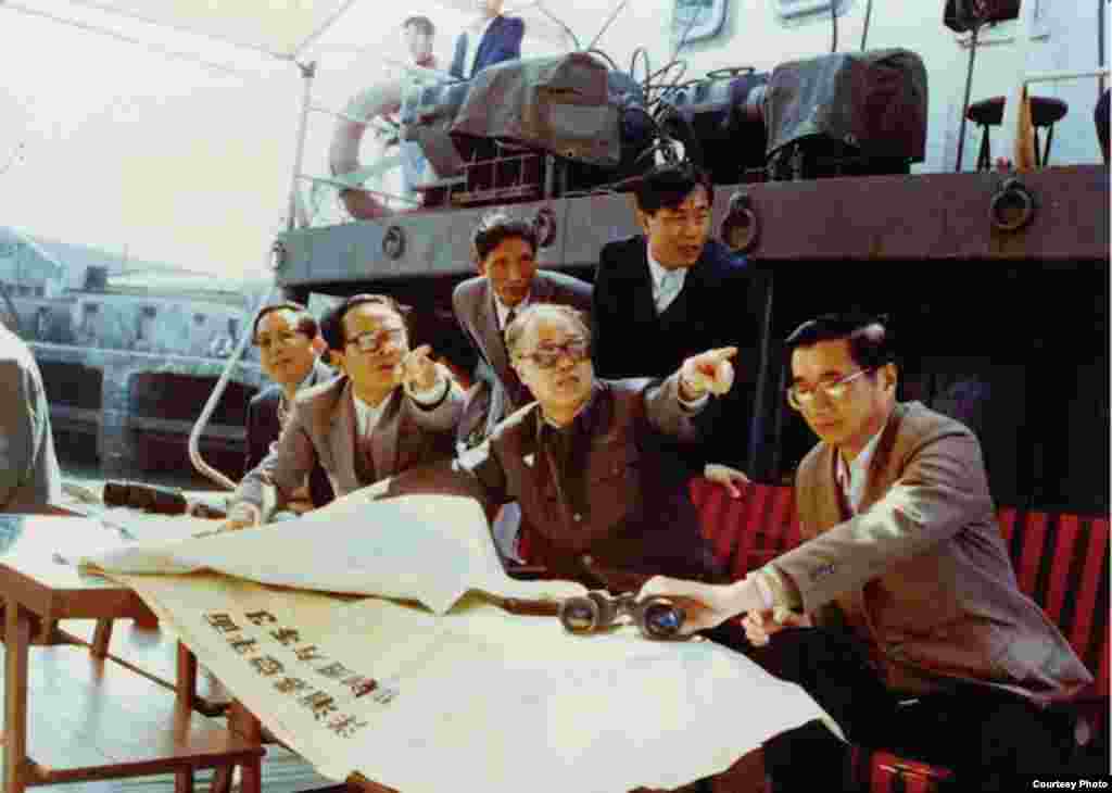 1986年2 月在海南岛考察的赵紫阳与田纪云、胡启立、谷牧讨论洋浦港平面规划方案 (香港中文大学出版社提供) 。这是2016年7月19日在香港出版的《赵紫阳文集》使用的图片。 学者章立凡指出《炎黄春秋》挨整的一个可能的原因:《炎黄春秋》社长杜导正是赵紫阳的旧部,曾出版过关于赵紫阳晚年的书,而出版商说赵紫阳文集是由三位赵紫阳的旧部编辑的。章立凡告诉美国之音,这两件事不一定有关联,但不能排除这种“指东打西”的报复的可能性。