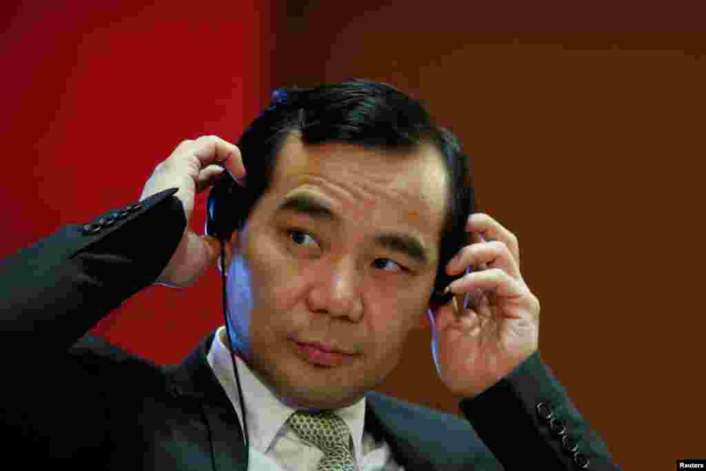 安邦公司董事长吴小晖在北京参加中国发展论坛会议(2017年3月18日)。财新传媒发表文章指称安邦的资本结构错综复杂,严重不透明。5月31日,安邦集团向财新传媒总编辑胡舒立发出公开信,提出一连串质疑:“请问你是否在找有权人士运作,想在对簿公堂前打击我们,干预司法?” “请问你是否还想滥用媒体话语权,颠倒黑白,为谋取私利而肆意妄为?” “请问你是否还想和你的利益集团为了你们的‘小圈子’,欺上瞒下,不择手段,掩盖真相?”《金融时报》等海外媒体猜测,安邦如此跟财新开撕,是中共在第十九次代表大会召开之前内部权力斗争激化的反映。