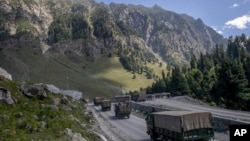 资料照:印度陆军车队在印中边界附近的拉达克地区公路上行驶 (2020年9月9日)