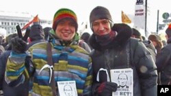 参加2月4日莫斯科反政府示威的亚里山大(左)和安东(右)。两人手中的传单:普京还要干12年?谢谢,不要。