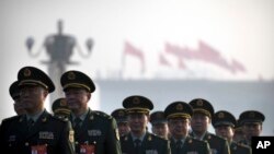 解放军代表2019年3月5日步入全国人大会场(美联社)