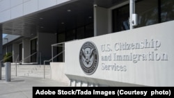 资料照片:美国公民及移民服务局在加州的一栋大楼入口处。