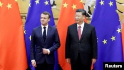 资料照片:法国总统马克龙和中国国家主席习近平2019年11月6日在北京人民大会堂合影。