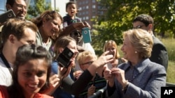 希拉里·克林顿在衣阿华与支持者在一起。(2016年9月29日)