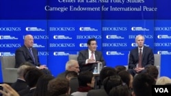 马英九与布鲁金斯学会东亚政策中心主任卜睿哲、卡内基国际和平基金会副总裁包道格座谈(2017年3月7日,美国之音郁安拍摄)