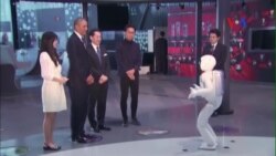 Tổng thống Obama đá bóng với chú robot mới của Honda Tổng thống Obama đá bóng với chú robot mới của Honda