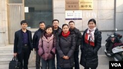 余文生妻子许艳(红围脖)在石景山区看守所前 (推特照片,2018年1月20日)