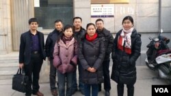 推特图片:余文生妻子许艳(红围脖)在石景山区看守所前