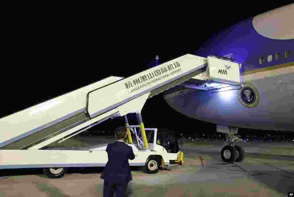 在G20杭州峰会结束后,美国总统奥巴马在杭州萧山国际机场走上总统专机空军一号,用的是中方提供的车载的飞机扶梯,这和他到来时的情况不同(2016年9月5日)。