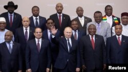 资料照片:在俄罗斯索契天狼星科学艺术公园,俄罗斯总统普京在与参加2019年俄罗斯-非洲峰会的各国元首合影时挥手致意。(路透社2019年10月24日摄)