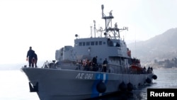 希腊海岸警卫队船只在执行了救援行动后载着难民和移民向莱斯沃斯岛靠岸。(2016年2月8日)