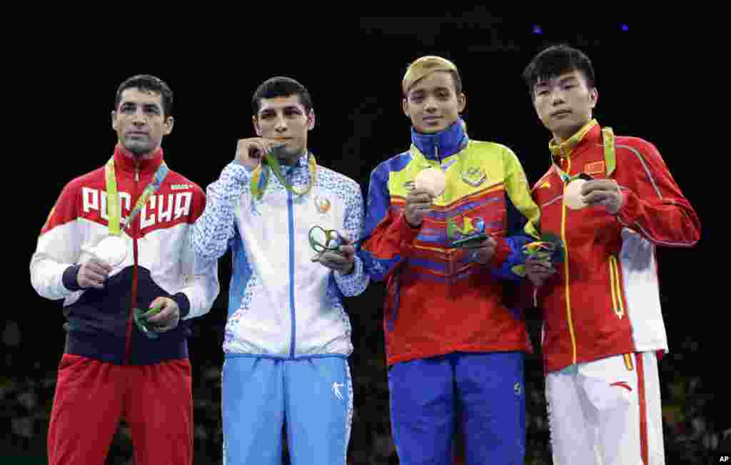 在里约奥运会男子拳击52公斤级半决赛中, 中国选手胡建关(右)败给了俄罗斯选手阿洛扬(左)。胡建关获得铜牌,阿洛扬荣获金牌