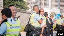 香港占中局势趋于平静,特首办入口处的警察表现比较轻松 (美国之音方正拍摄)
