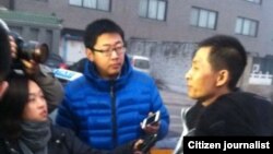 朱瑞峰1月28日应讯后接受守候在派出所外面的媒体采访。 (朱瑞峰)