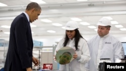 奥巴马总统参观德克萨斯州奥斯汀应有材料公司时，硅圆片映射出他的头像。（2013年5月9日）