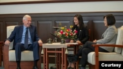 台湾总统蔡英文(图右)2020年3月5日在台北总统府会见美国在台协会主席莫健(台湾总统府网站)