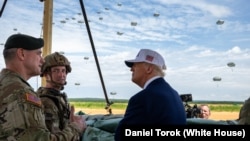 资料照片:特朗普总统在北卡罗来纳州布拉格堡观看庆祝陆军建军250周年的军事操演。(2025年6月10日)